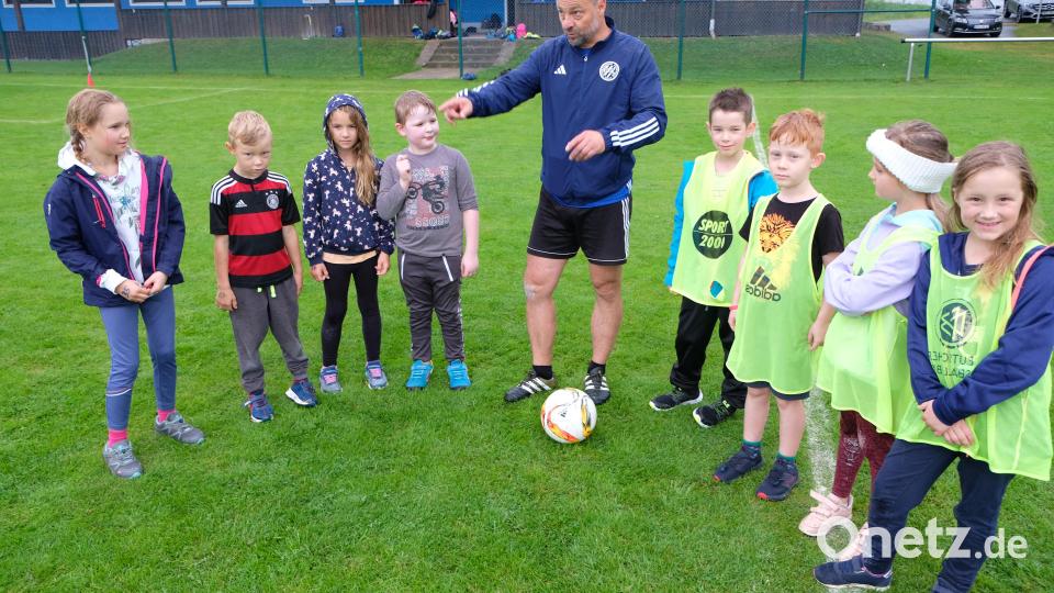 Auch FC-Vorsitzender Wolfgang Seitz klärt die Kids über das Einmaleins des Fußballs auf Bild: do