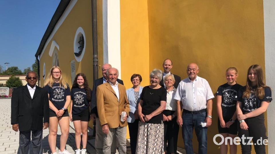 Pfarrer Kurian Thalachirakuzhy und Pfarrer Hans-Jürgen Zeitler gratulieren mit den Ministranten den Ehepaaren Espach, Feuerer und Lorenz. Bild: Ingrid Weigert/exb