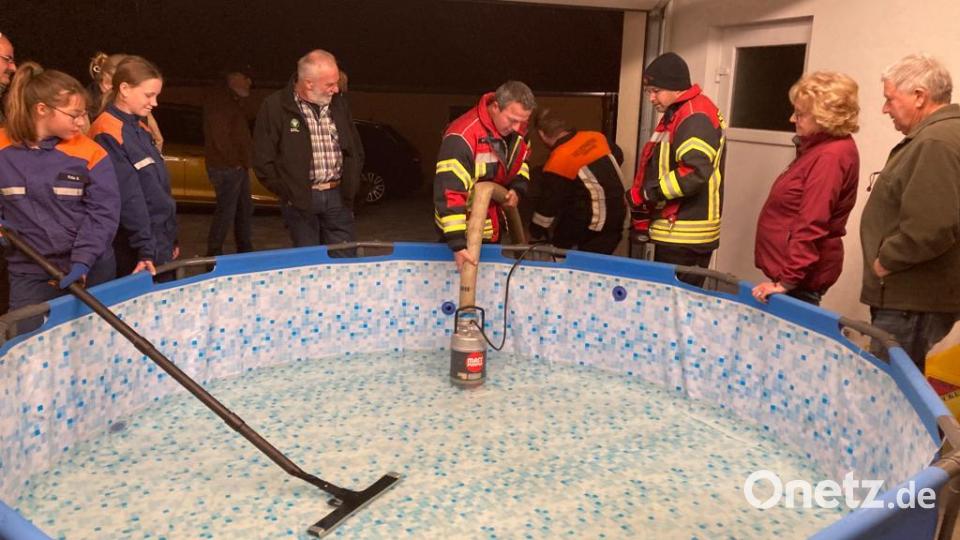 Gezeigt wurde auch das richtige Vorgehen bei Überflutungen im Keller mit Wassersauger, Wasserschlucker und Tauchpumpe. Bild: dob