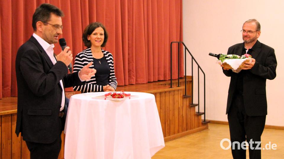 Beim weltlichen Empfang im Pfarrheim hießen die Sprecher des Pfarrgemeinderates Karl Kiesl und Kerstin Kiener (von links) Pfarrer Stohldreier mit Brot, Salz und Wein herzlich willkommen in Pirk. Bild: kki