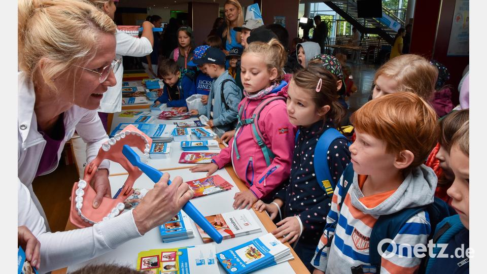 Mit der XXL-Bürste wurde vorgeführt, wie die Zähne richtig geputzt werden. Bild: Stephan Huber