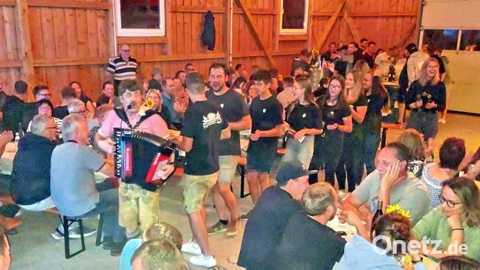 Alleinunterhalter Walter Kobel sorgte beim Weinfest der Landjugend Plössen stundenlang für Stimmung. Bild: whü