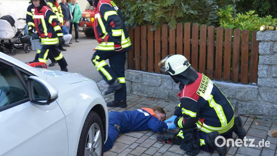 Bei der &quot;Langen Nacht der Feuerwehr&quot; zeigten die Oberlinder Wehrleute wie professionell sie bei Notfällen vorgehen. In der Ortsmitte hatte sich ein Unfall ereignet. Bild: dob