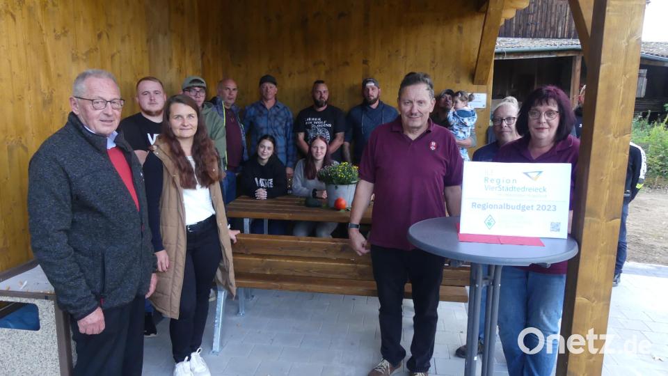 Im überdachten Freisitz mit Weiherblick würdigten Stadtrat Klaus Lehl und ILE-Mitarbeiterin Daniela Koslowski (von links) die Leistung des KSV für die Aufwertung der Ortschaft. Die Vorsitzenden Harald Drobig und Christine Held (rechts) nehmen im Kreis ihrer „Profis“ dankbar die Förderquote von 10 000 Euro in Empfang. Bild: rn