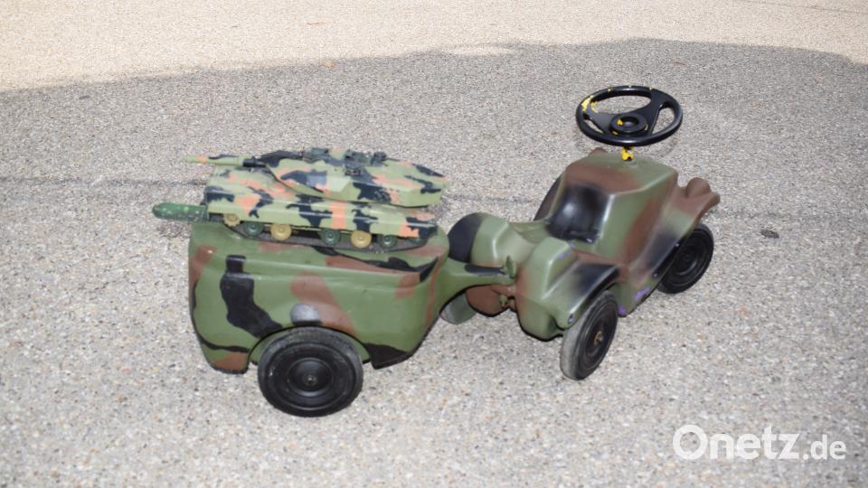 Zur Freude der Kinder war auch ein in Bobby Car in Bundeswehrfarben dabei. Die Kinder
hatten ihren Spaß. Bild: oe