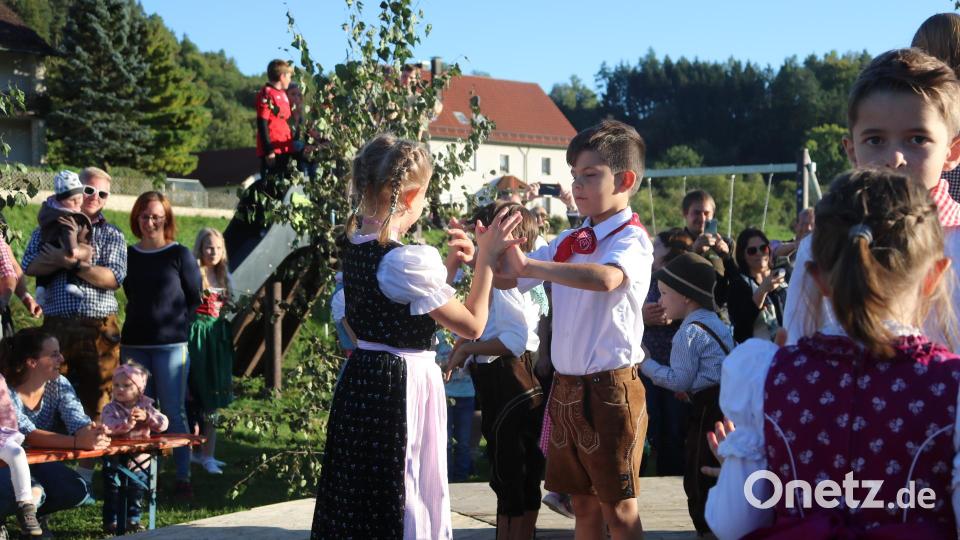 Das Austanzen des Kindergartens war eine Pracht. Bild: lei