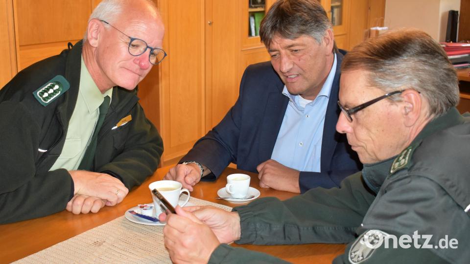 Ulrich Maushake (rechts) zeigt das Video vom Wolfsrudel seinem Nachfolger Alexander Krone (links) und dem Bürgermeister Edgar Knobloch. Bild: rgr