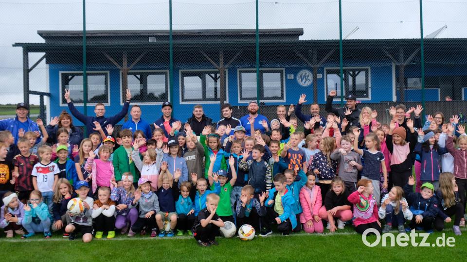 Großen Wert legt die Vereinsführung auf die Kinder- und Jugendbetreuung. Unser Bild zeigt das FC-Team beim Weltkindertag des Fuballs mit den Schülerinnen und Schülern der Grundschule am Rauhen Kulm Bild: do
