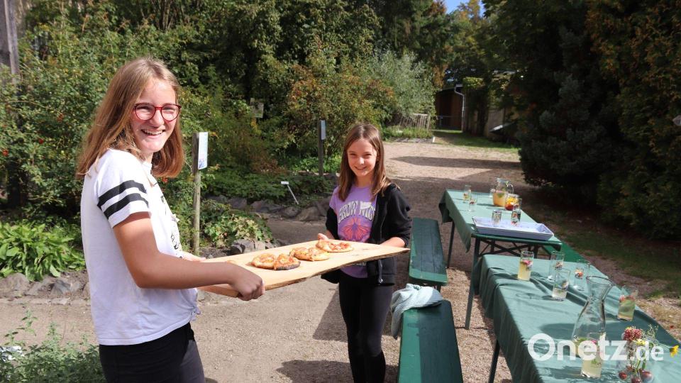 Die frisch im Holzofen gebackene Pizza wird serviert. Bild: Stefan Max/exb