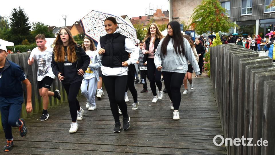 Alle 228 Schüler der Johann-Andreas-Schmeller-Mittelschule in Tirschenreuth liefen für den guten Zweck. Den Benefizlauf für das Projekt „Ein-Dollar-Brille“ organisierte die Schule in Zusammenarbeit mit dem Lions-Club Tirschenreuth. Bild: ubb