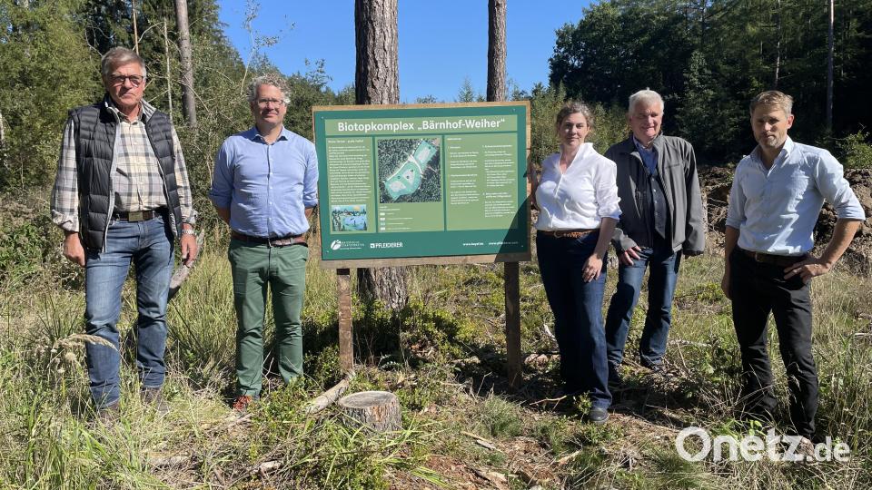 Stolz präsentieren (von links) Klaus Bichlmaier, Philipp Bahnmüller, Stefanie Eichiner, Josef Pack und Emil Hudler das neue Renaturierungsprojekt &quot;Biotop-Komplex Bärnhof-Weiher&quot;: Bild: ge