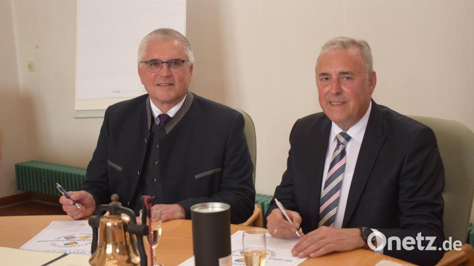 Mit ihrer Unterschrift unter eine Urkunde bekräftigten Bürgermeister Richard Tischler (Pfreimd) und Bürgermeister Joachim Markert (Grünsfeld) die Städtepartnerschaft, die seit 50 Jahren stetig gewachsen ist. Bild: bnr