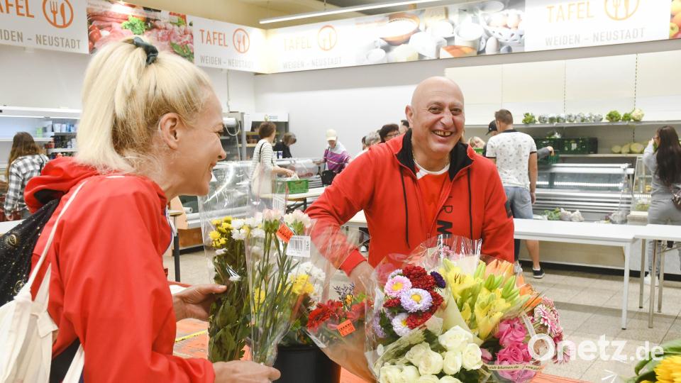Auch über Blumen können sich die Ukrainer bei der Tafel freuen. Bild: Gabi Schönberger