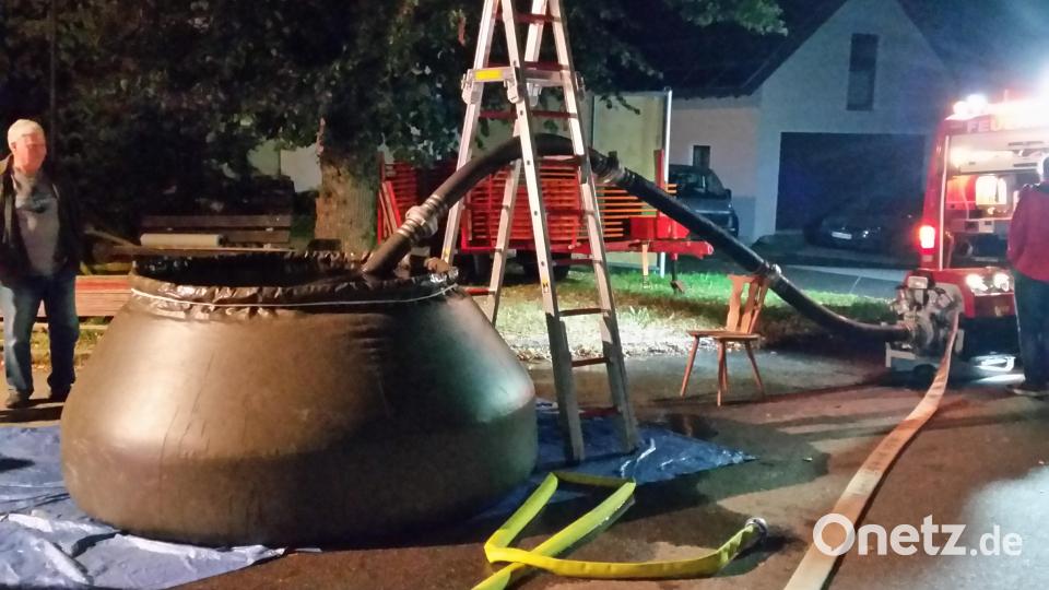 Nachdem etliche Zuschauer vor Ort waren demonstrierten die Wehrleute auch noch im Laufe des Abends die Wasserentnahme aus einem Wasserübergabebehälter bei einem Flächenbrand, Bild: dob