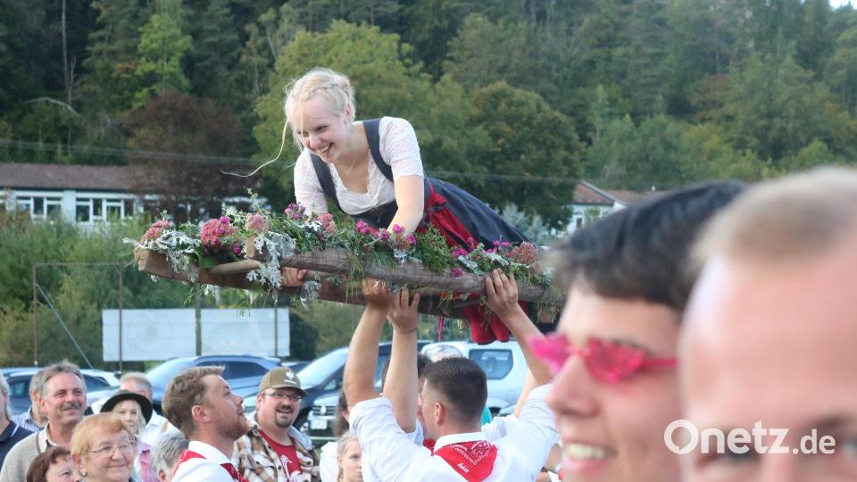 Das Oberkirwamoidl Corinna Neidel wurde herumgetragen. Bild: lei