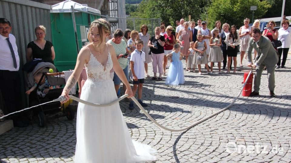Alicia und Christian Trießl hatten nach der Trauung einen Einsatz an der Wasserspritze. Bild: kro