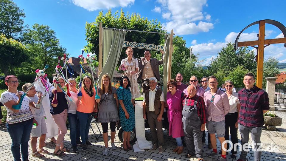 Arbeitskollegen und die Mitglieder der Schauspielgruppe vom Schlossbergtheater in Störnstein gratulierten dem frisch vermählten Ehepaar Evelyn und Benjamin Nastvogel. Bild: Roland Wellenhöfer