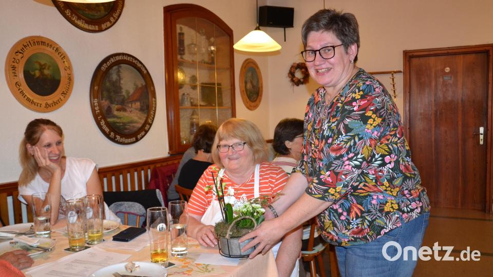 Ein gesunder Gemüsekochabend mit Fachlehrerin Margret Lukas-Fuchs beim Frauenbund Etzgersrieth. Vorsitzende Lisa Ach (rechts) bedankte sich bei der Referentin mit einem Blumengruß. Bild: gi