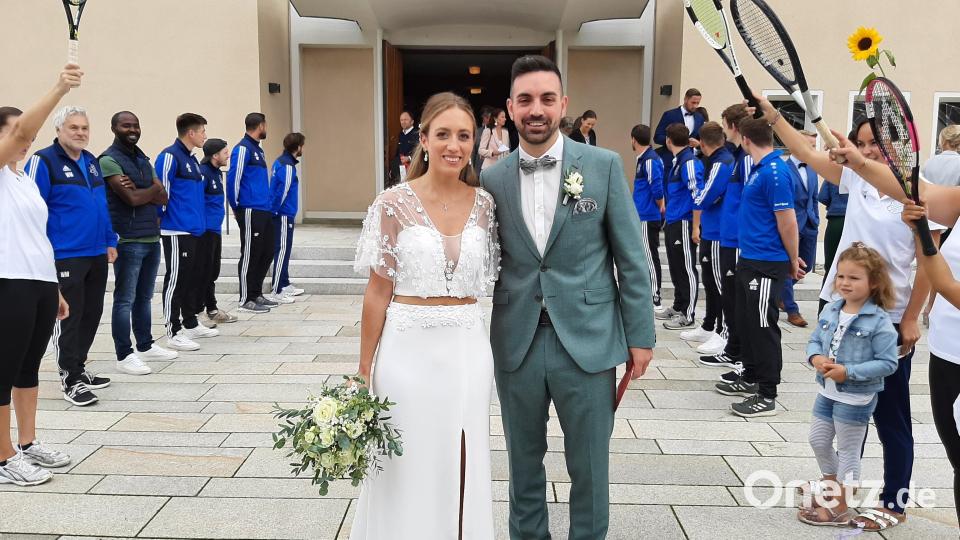 Ein fröhlicher Empfang nach der Trauung für Stephanie und Florian Ziegler. Mitglieder der Spielvereinigungs-Sparten Fußball und Tennis sowie Kollegen des Bräutigams der Firma Witt und eine Abordnung der Kolpingsfamilie Schirmitz stehen für das Paar Spalier. Bild: ise