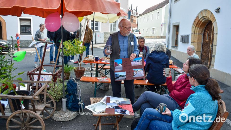 Mitglieder der IG Menschengerechte Stadt haben es sich gemütlich gemacht auf zwei Parkplätzen auf dem Amberger Paradeplatz. Bild: Stephan Huber