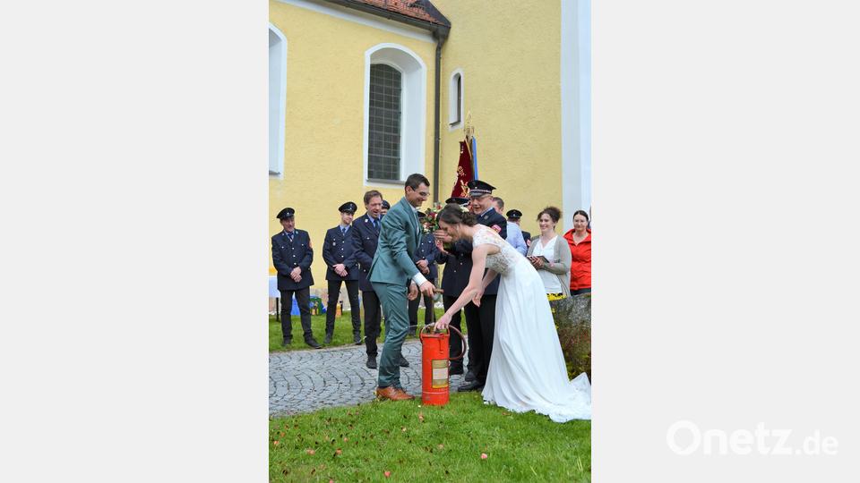 Auch die Feuerwehr Engleshof hatte eine Aufgabe mitgebracht, mit der Pumpspritze musste das Brautpaar einen Eimer treffen. Bild: kki