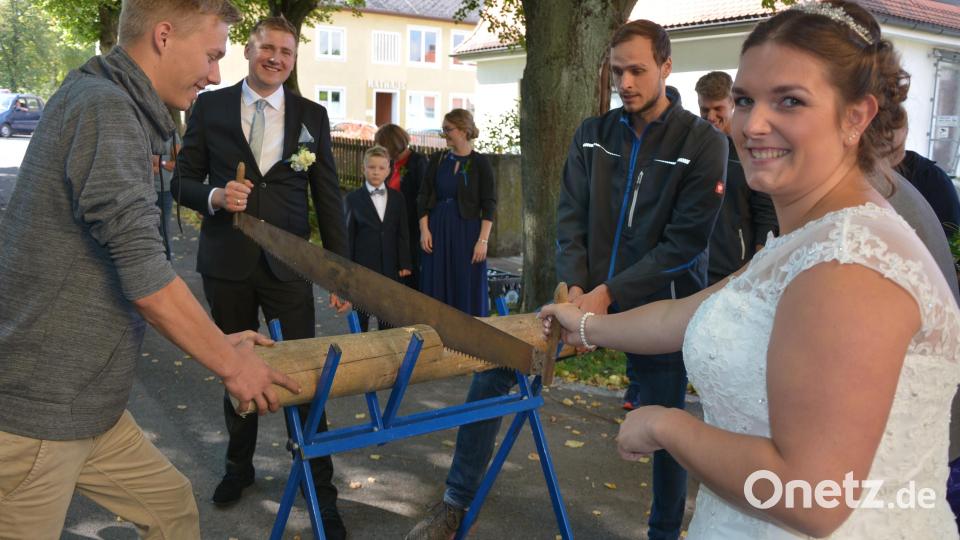 Aktiv wurde das Brautpaar beim traditionellen Holzsägen, zu dieser Aufgabe wurde das Paar vom Burschenverein gezwungen. Bild: jr