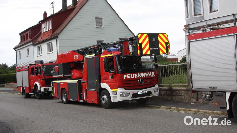 Begleitet wurde das Brautpaar Melanie und Harald Würner auch von den Einsatzfahrzeugen, darunter war auch die Drehleiter der Feuerwehr Tirschenreuth. Bild: wro