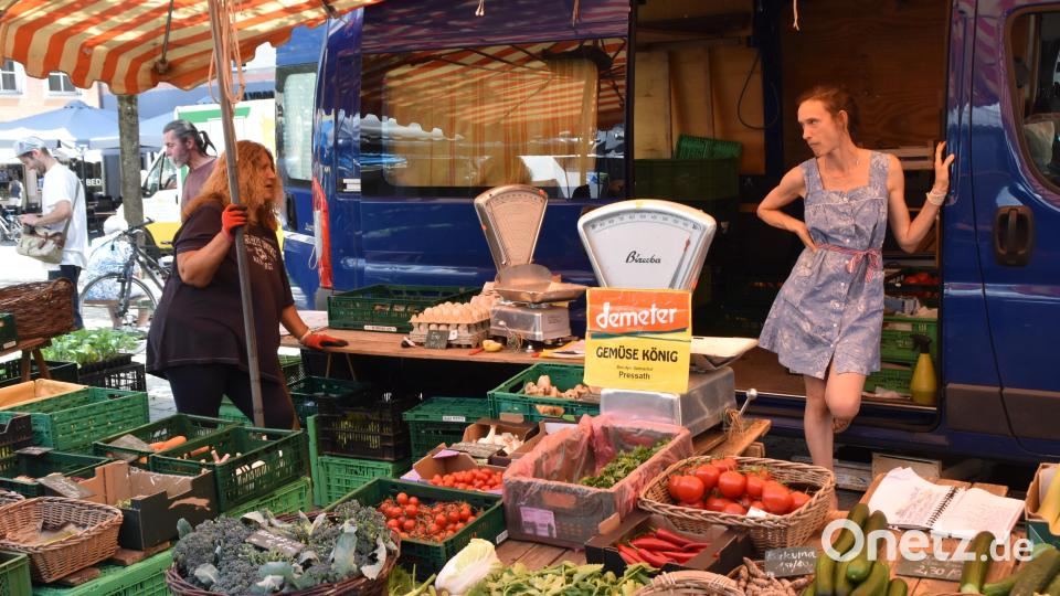 Die Altstadt in Weiden war bei gutem Wetter gut besucht – gut für die Verkäufer auf dem Wochen- und Bauernmarkt am Samstag. Bild: hcz