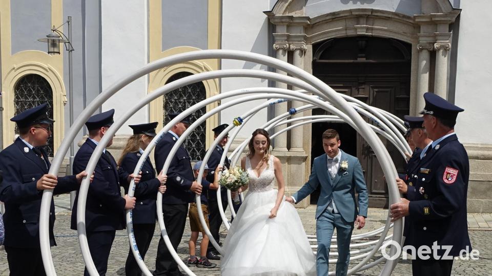 Rebecca und David Lochner wurden nach dem Gottesdienst von der Feuerwehr Waldsassen empfangen. Bild: flm