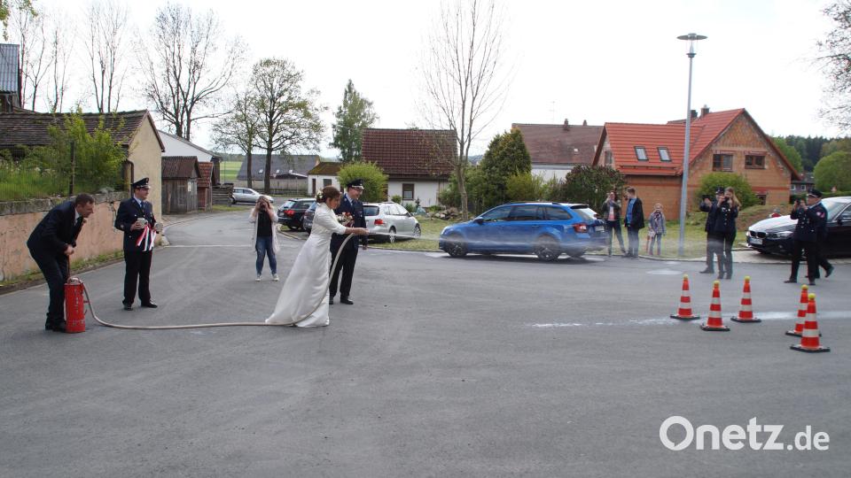 Gemeinsame Aufgabe für das Brautpaar: Tennisbälle von den Pylonen spritzen. Bild: kaz