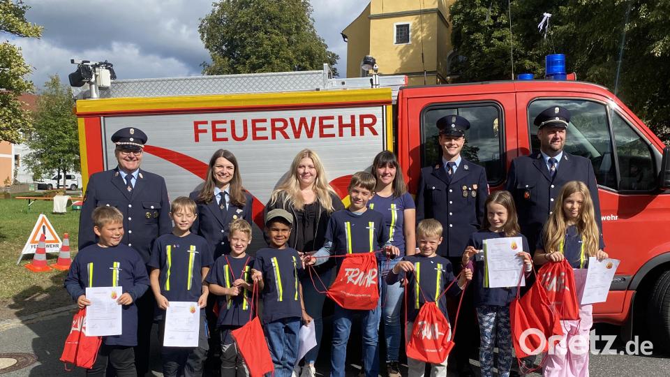 Die Schiedsrichter, sowie die Betreuerinnen der Kinderfeuerwehr mit ihren Schützlingen. Bild: Katharina Schöner/exb