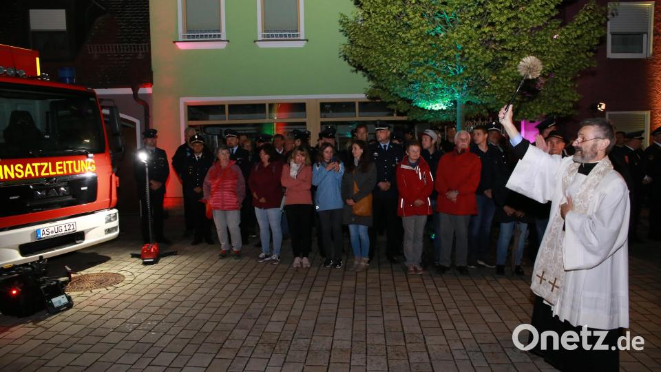 Der Schnaittenbacher Stadtpfarrer Helmut Brügel segnete den Einsatzleitwagen. Von evangelischer Seite übernahm dies der Hirschauer Pfarrer Stefan Fischer. Bild: egl