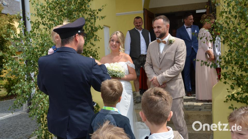 Melanie Prößl aus Woppenrieth bei Waldthurn und Patrick Götz aus Vohenstrauß geben sich in der Pfarrkirche "Mariä Himmelfahrt" in Böhmischbruck das Jawort. Bild: dob