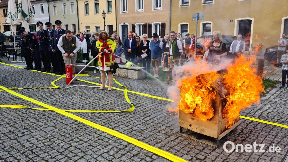 Das junge Paar muss sich in der Brandbekämpfung bewähren - keine leichte Aufgabe. Bild: sne