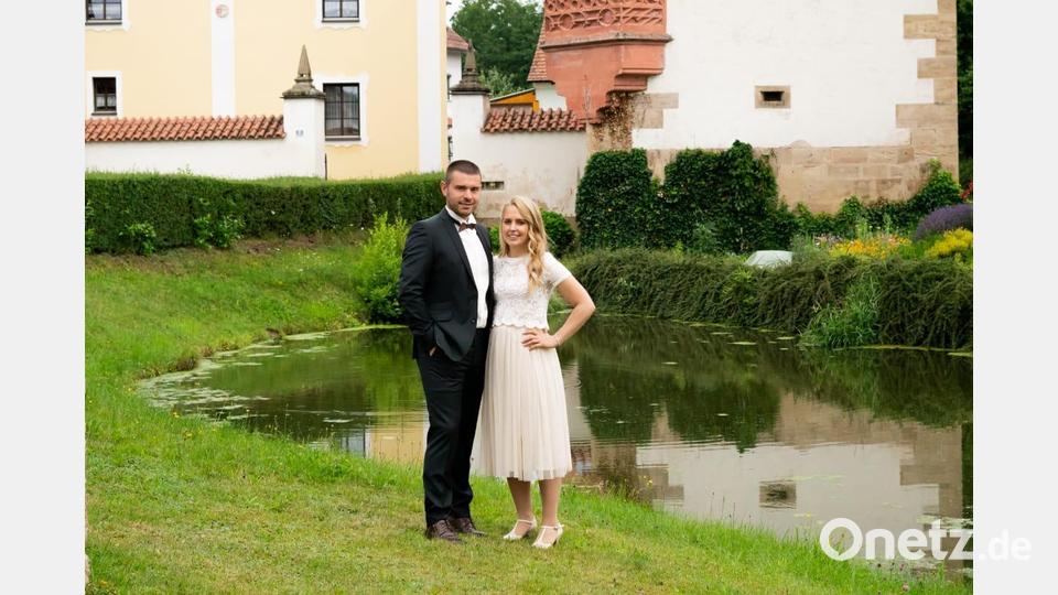 Andreas Eckert ehelichte seine Judith, geborene Högen. Dazu gehört für den Dießfurter natürlich ein Bild vor dem Dießfurter Schloss. Bild: sne