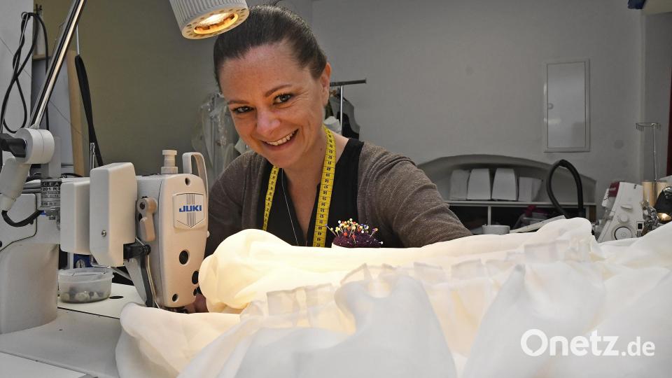 Viel Gespür für Stoffe, Mode und Schnitte: Astrid Reyzl bei der Arbeit in ihrem Atelier. Bild: Petra Hartl
