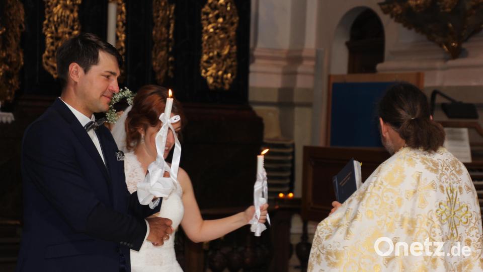 Vater Methodios, Priester der Kirche St. Olga in Franzensbad/CZ, traute Nicol und Reinhard Rustler nach orthodoxem Ritus. Bild: kro