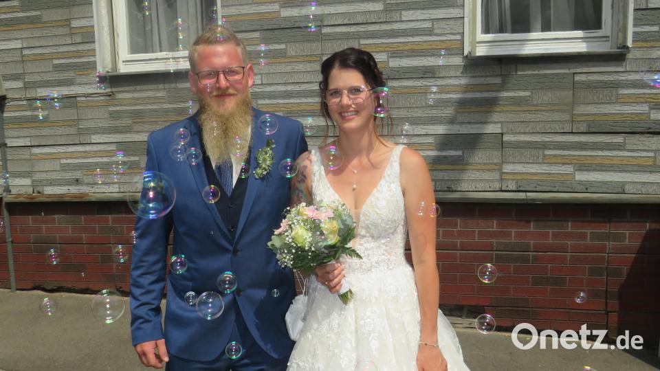 Mit Seifenblasen ins Eheglück. Sandra und Dominik Hippmann gaben sich das "Ja"-Wort. . Bild: dob