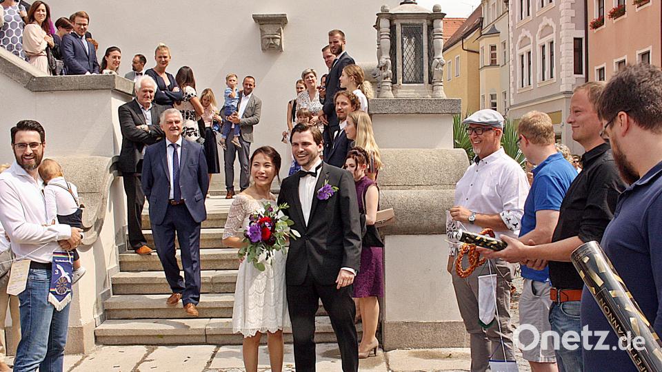 Freunde, Familie und der Round-Table Weiden gratulieren dem vermählten Paar. Bild: R. Kreuzer