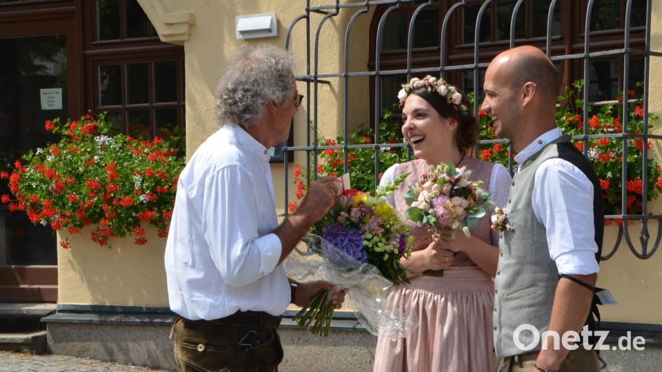 Einer der ersten Gratulanten des frischvermählten Brautpaars Anna Wutzlhofer und Johannes Balk vor dem Rathaus war CSU-Fraktionssprecher Alfons Raab, der zudem verwandtschaftliche Beziehungen zum Bräutigam unterhält. Bild: dob