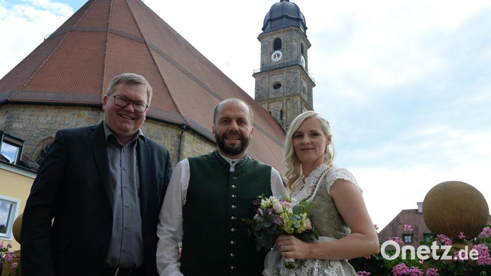 Josef Vogl und Ina Scheffer gaben sich vor Ambergs Oberbürgermeister Michael Cerny das Ja Wort. Bild: Andreas Brückmann