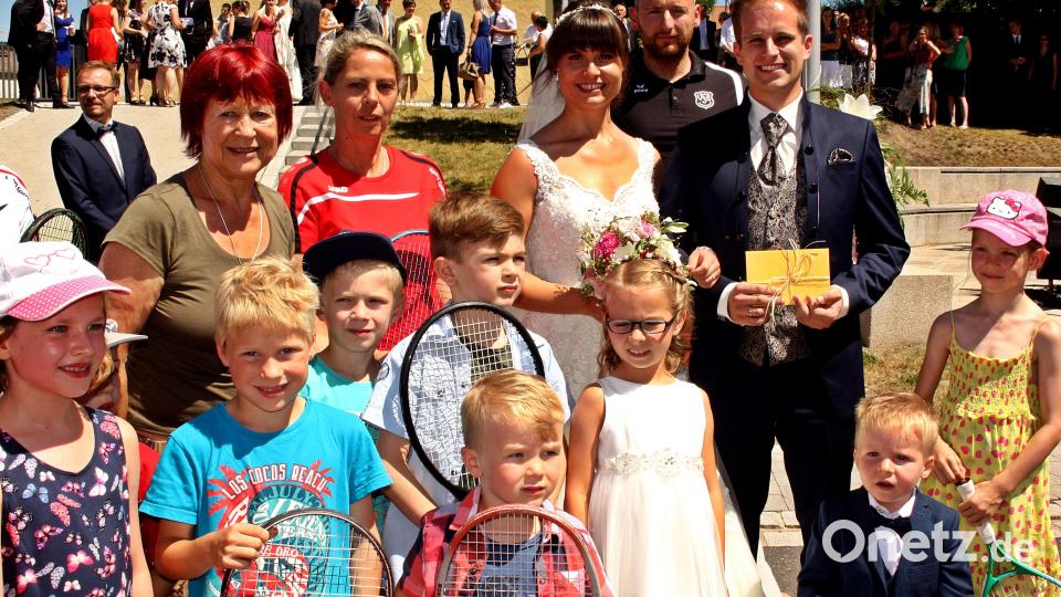 Die Tenniskinder gratulieren dem frisch vermählten Paar. Bild: zer