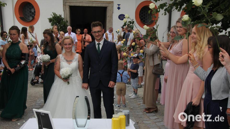 Ein farbenprächtiges und buntes Ehrenspalier gab es für Anke Zimmermann und Alexander Wunderlich. Am Kappl-Vorplatz musste das Paar ein Stoffherz ausschneiden, außerdem waren die Zutaten für ein Sand-Ritual aufgebaut. Bild: kro