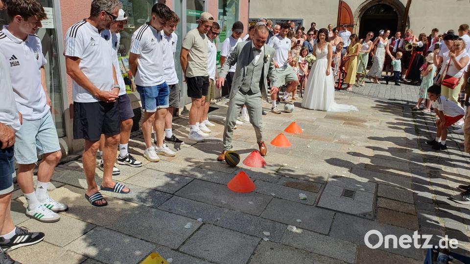 Mit einem Football musste der Kapitän der Kulmainer Kreisligamannschaft den Parcours bewältigen. Bild: jsa