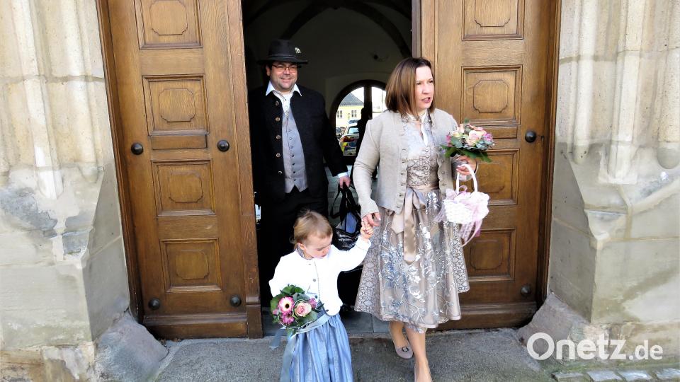 Glücklich verlässt die kleine Familie das Standesamt. Bild: ubb