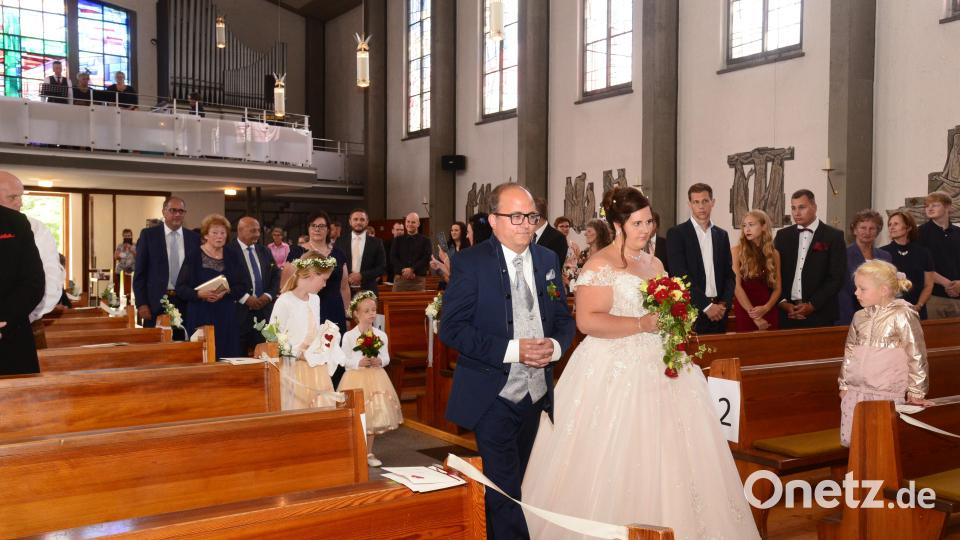 Festlich war der Einzug in die Kirche. Bild: bey