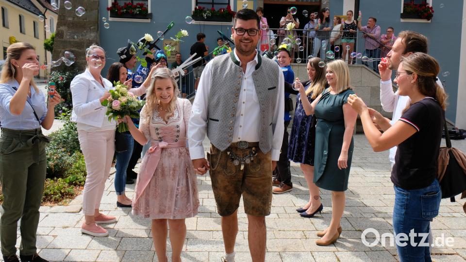 Nach dem Ja-Wort im Rathaus haben Alina und Florian Schusser vor dem Rathaus auf dem Weg zur Hochzeitsfeier viele Hürden zu nehmen. Bild: do