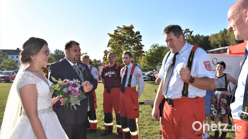 Markus Englhardt gratuliert dem Paar im Namen der Feuerwehr-Kameraden. Bild: rgr