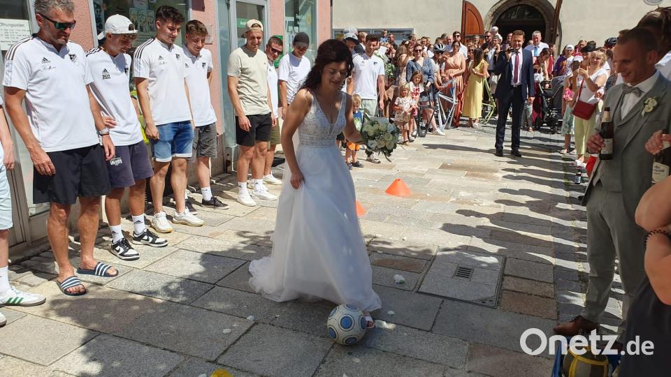 Auch die Braut dribbelte sich gekonnt durch den Parcours. Bild: jsa