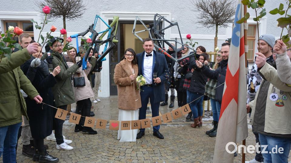 Eine große Schar an Gratulanten erwartete das Brautpaar Valeria Barra und Julian Süß vor dem Historischen Rathaus. Bild: jr